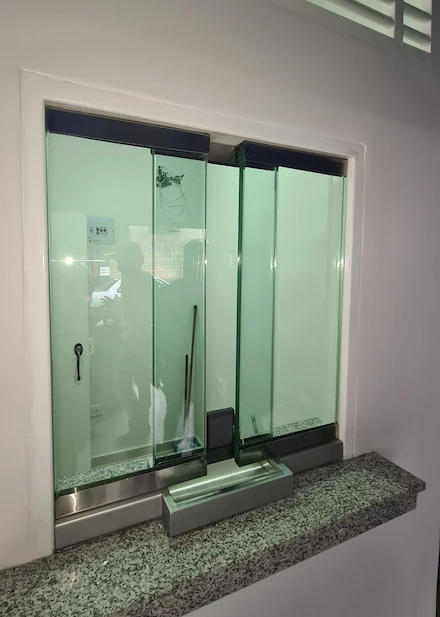 Cristal blindado atención al público