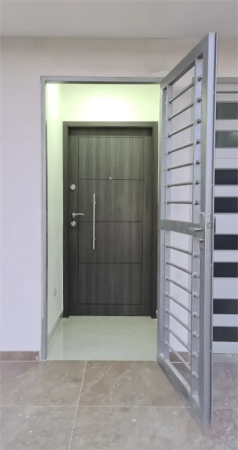 Puerta blindada con reja de seguridad