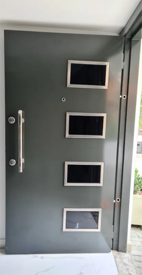 Puerta de seguridad con cristal blindado